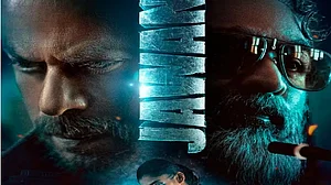 Jawan Review: 'जवान' को देखकर थिएटर में झूमे दर्शक, बोले- ब्लॉकबस्टर है फिल्म, देखें वीडियो