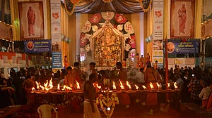 गणेशोत्सव की शानदार शुरुआत, ढोल-ताशों, डांस और 'गणपति बप्पा मोरया' के जयकारों के साथ जश्न शुरू