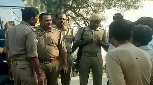 यूपी फिर शर्मसार! हेल्थ एंड वेलनेस सेंटर में 6 साल की मासूम से हैवानियत, आरोपी को पकड़ने के बजाय लोग बनाते रहे वीडियो