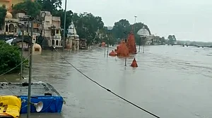 मध्य प्रदेश में भारी बारिश से बिगड़े हालात! नदियां उफान पर, कई इलाके जलमग्न, सड़कें भी हुईं बाधित