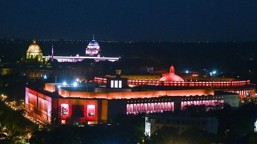नया संसद भवन - इसी साल 27 मई को उद्घाटन की पूर्व संध्या पर इसे रंगीन रोशनियों से सजाया गया था (फोटो - Getty Images)