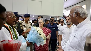 CWC की बैठक में हिस्सा लेने के लिए हैदराबाद पहुंचे कांग्रेस के टॉप लीडर, देखें तस्वीरें