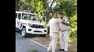 बिहार पुलिस के जवानों में बीच सड़क पर जमकर मारपीट, किरकिरी के बाद एसपी ने किया लाइन हाजिर