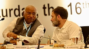 देश के ज्वलंत मुद्दों से लोगों का ध्यान भटका रही है मोदी सरकार, इसकी मंशा से सतर्क रहना जरूरी: खड़गे