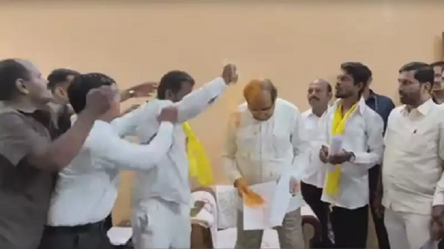 महाराष्ट्र में आरक्षण के लिए अब धनगर हुए आक्रामक, BJP के मंत्री पर फेंका हल्दी पाउडर