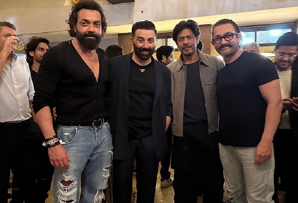 पत्नी गौरी के साथ 'गदर 2' की सक्सेस पार्टी में पहुंचे शाहरुख, सलमान और आमिर भी सनी देओल के जश्न में हुए शामिल