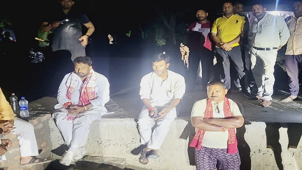 धरने पर बीजेपी विधायक आशुतोष शुक्ला।