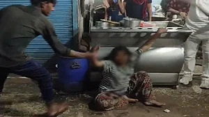 मध्य प्रदेश में महिला के साथ फिर बर्बरता! वो गिड़गिड़ाती रही, दया की भीख मांगती रही, लाठी से पीटते और घसीटते रहे लोग