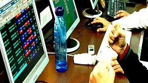 भारतीय बाजारों पर मंडरा रहा है 'तिहरा खतरा', अर्थ जगत के जानकारों ने चेताया, जानें क्यों