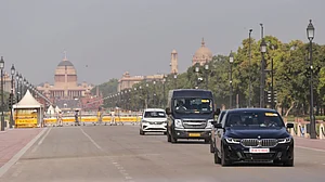 G20 को लेकर राजधानी दिल्ली में सिक्योरिटी ड्रिल, गाड़ियों का निकला काफिला, देखें तस्वीरें