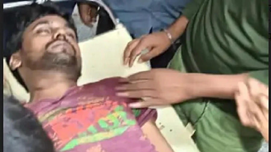 दिल्ली से सटे नोएडा में पेड़ से लटका मिला युवक का शव