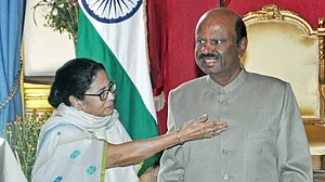 बंगाल विधानसभा में राज्यपाल के खिलाफ प्रस्ताव ला सकती है TMC, ममता का आरोप- परिवार का हो रहा राजनीतिक उत्पीड़न