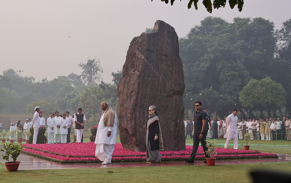 देश की पूर्व PM इंदिरा गांधी की 39वीं पुण्यतिथि पर सोनिया-राहुल गांधी और खड़गे पहुंचे शक्ति स्थल, दी श्रद्धांजलि
