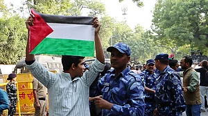 दिल्ली पुलिस ने इजरायल के खिलाफ प्रोटेस्ट को रोका, फिलिस्तीन समर्थक 50 प्रदर्शनकारियों को हिरासत में लिया