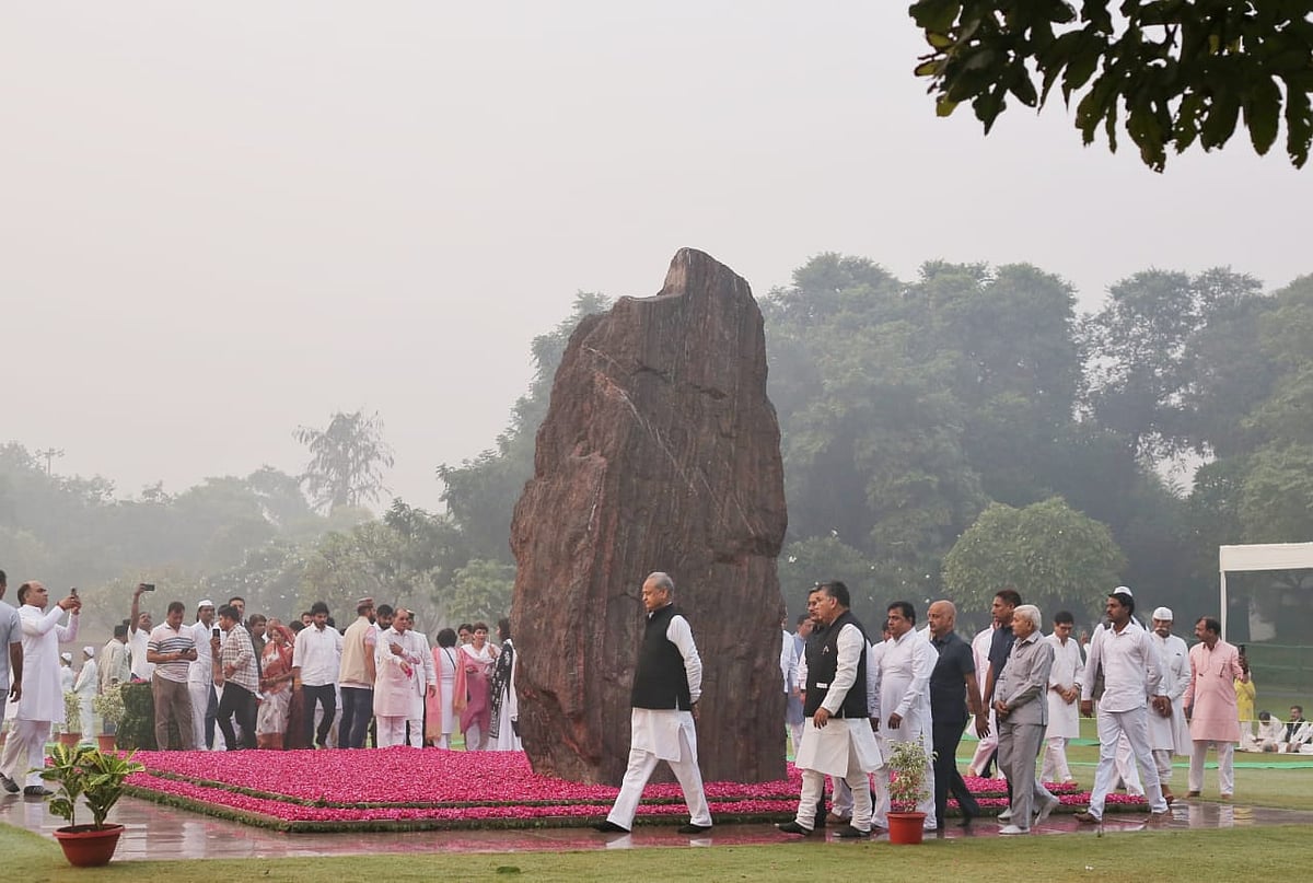 देश की पूर्व PM इंदिरा गांधी की 39वीं पुण्यतिथि पर सोनिया-राहुल गांधी और खड़गे पहुंचे शक्ति स्थल, दी श्रद्धांजलि