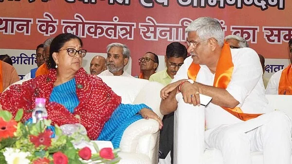 राजस्थान में बीजेपी का असमंजस: गहलोत के खिलाफ कौन बनेगा प्रत्याशी - वसुंधरा या शेखावत!