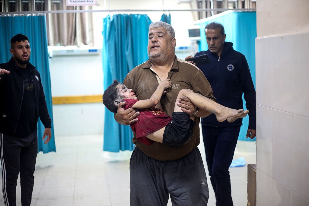 Israel Hamas War: मलबे के ढेर में पड़े लहूलुहान फिलिस्तीनी बच्चे, गर्भवती महिलाएं पूछ रहीं सवाल, हमारा क्या कसूर?