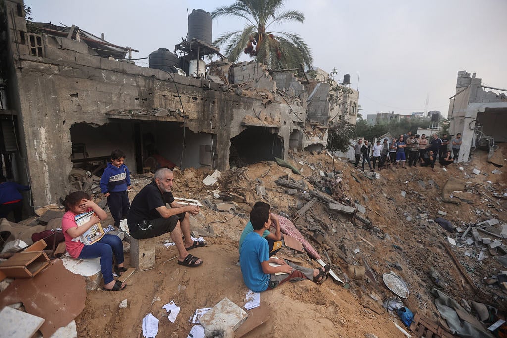 Israel Hamas War: मलबे के ढेर में पड़े लहूलुहान फिलिस्तीनी बच्चे, गर्भवती महिलाएं पूछ रहीं सवाल, हमारा क्या कसूर?