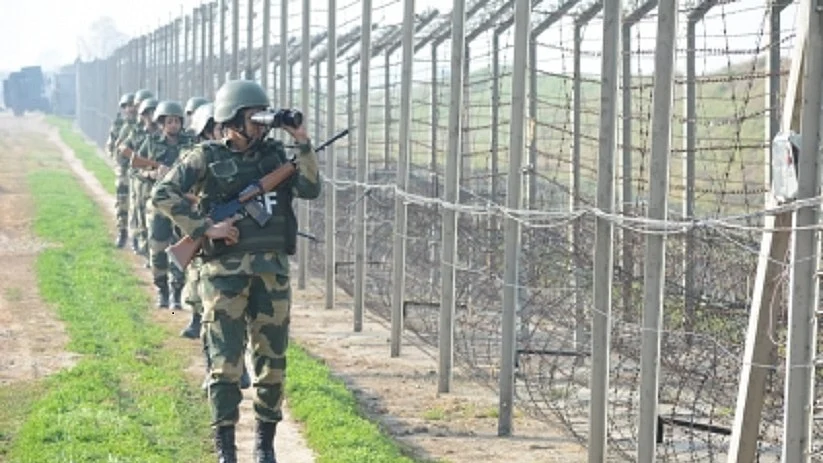 जम्मू के अरनिया सेक्टर में पाकिस्तान ने अचानक शुरू की फायरिंग, BSF ने दिया मुंहतोड़ जवाब