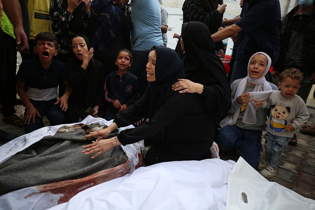 Israel Hamas War: मलबे के ढेर में पड़े लहूलुहान फिलिस्तीनी बच्चे, गर्भवती महिलाएं पूछ रहीं सवाल, हमारा क्या कसूर?