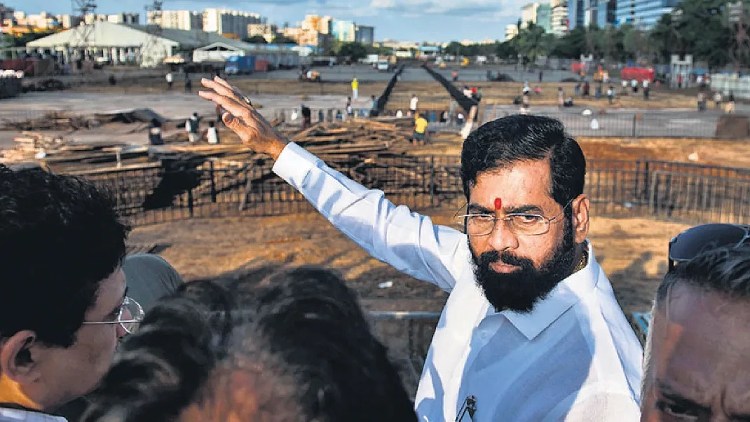 यह तस्वीर पिछले साल की है जब एकनाथ शिंदे बांद्रा-कुर्ला काम्प्लेक्स में रैली की तैयारियां देखने पहुंचे थे। लेकिन इस बार यह मैदान नहीं है।
