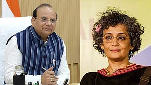 दिल्ली के उपराज्यपाल ने अरुंधति रॉय के खिलाफ मुकदमा चलाने की मंजूरी दी, 2010 में कश्मीर पर टिप्पणी का मामला