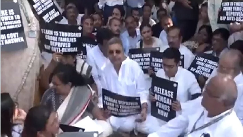 TMC ने केंद्र के खिलाफ दिल्ली में राजघाट पर दिया धरना