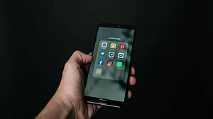 दुनिया: सोशल मीडिया पर इस वजह से गलत सूचना साझा कर रहे लोग और जिम्बाब्वे विमान दुर्घटना में भारतीय व्यवसायी की मौत