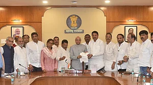 महाराष्ट्रः अस्पतालों में मौतों के खिलाफ गवर्नर से मिली कांग्रेस, मंत्री को हटाने और पूर्व जज से जांच की मांग की