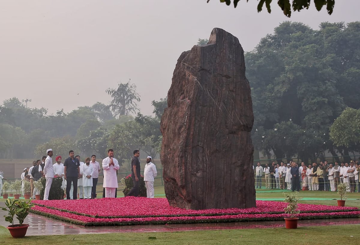 देश की पूर्व PM इंदिरा गांधी की 39वीं पुण्यतिथि पर सोनिया-राहुल गांधी और खड़गे पहुंचे शक्ति स्थल, दी श्रद्धांजलि