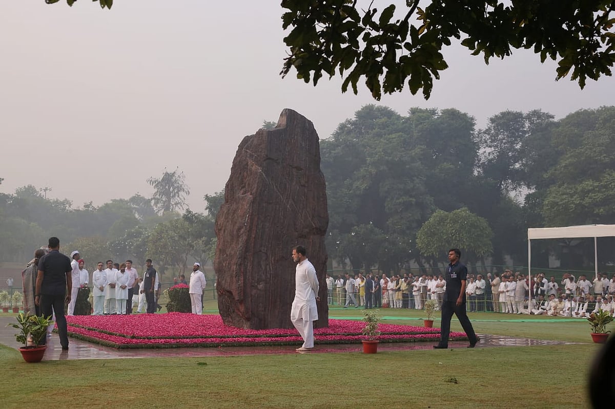 देश की पूर्व PM इंदिरा गांधी की 39वीं पुण्यतिथि पर सोनिया-राहुल गांधी और खड़गे पहुंचे शक्ति स्थल, दी श्रद्धांजलि