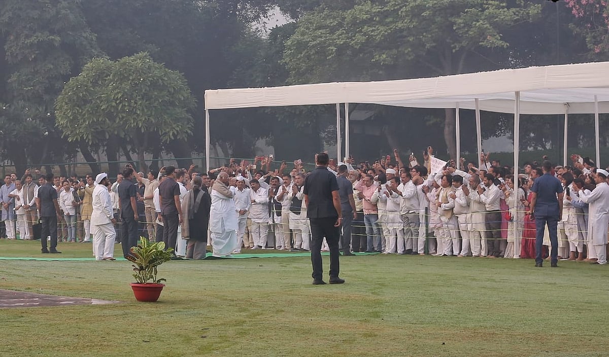 देश की पूर्व PM इंदिरा गांधी की 39वीं पुण्यतिथि पर सोनिया-राहुल गांधी और खड़गे पहुंचे शक्ति स्थल, दी श्रद्धांजलि