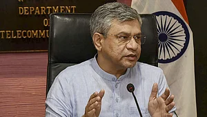 फोन हैकिंगः विपक्षी नेताओं के जासूसी के आरोपों पर सरकार का आया बयान, जांच के ऐलान के साथ किया पलटवार