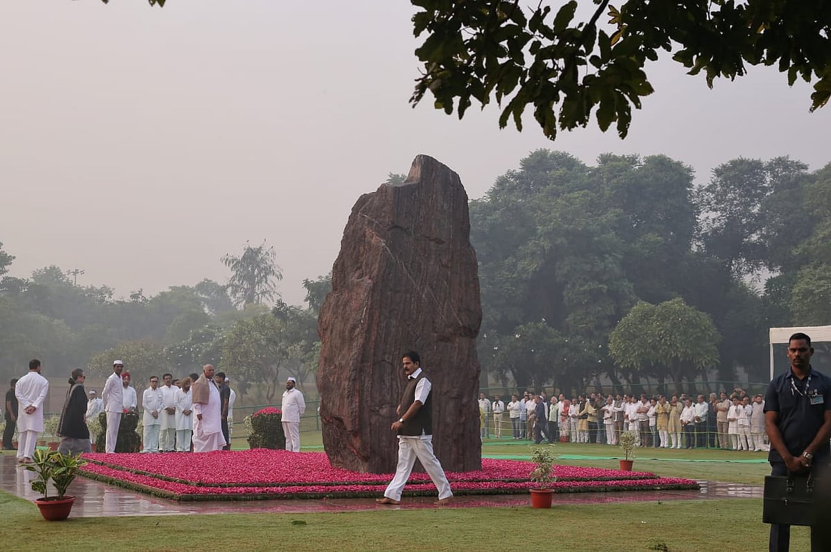 देश की पूर्व PM इंदिरा गांधी की 39वीं पुण्यतिथि पर सोनिया-राहुल गांधी और खड़गे पहुंचे शक्ति स्थल, दी श्रद्धांजलि