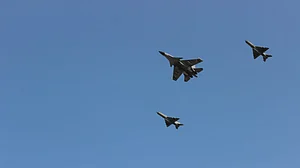 मिग-21 बाइसन विमान ने भरी आखिरी उड़ान, वायुसेना ने दी विदाई, समारोह के दौरान तीनों सेनाओं के सैनिक रहे मौजूद