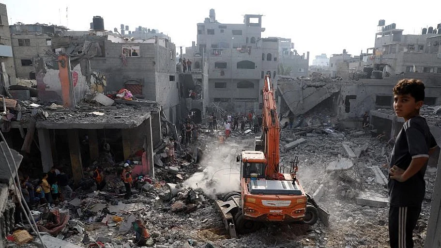 गाजा में संयुक्त राष्ट्र के गोदामों पर लोगों ने किया हमला