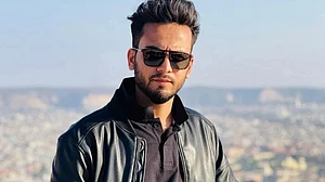 एल्विश यादव की फिर बढ़ी मुश्किलें, बिग बॉस 18 के ‘चुम दरंग’ पर नस्लवादी टिप्पणी पर NCW ने किया तलब