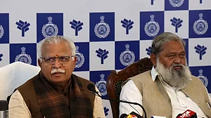 हरियाणा: खट्टर और विज में ठनी! सीएमओ के दखल से बिगड़ी बात, सरकार में बढ़ी हलचल