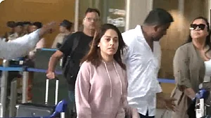 इजराइल-फिलिस्तीन जंग के बीच फंसीं नुसरत भरूचा सुरक्षित भारत लौटीं, एयरपोर्ट से निकलते
वक्त चेहरे पर दिखी टेंशन