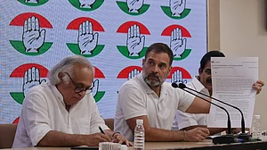 सरकार में अडानी नंबर-1,पीएम मोदी नंबर-दो, विपक्षी नेताओं के हैकिंग के दावों पर राहुल गांधी