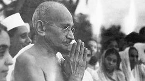 राम पुनियानी का लेख: स्वाधीनता संग्राम में बापू के योगदान की अनदेखी करने की कवायद