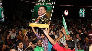 पाकिस्तान लौटेंगे नवाज शरीफ, 21 अक्टूबर का टिकट बुक कराया, लंदन से अबू धाबी होते हुए लाहौर पहुचेंगे