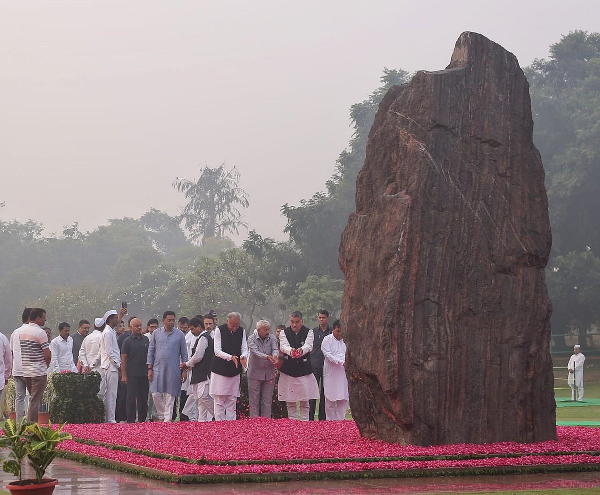 देश की पूर्व PM इंदिरा गांधी की 39वीं पुण्यतिथि पर सोनिया-राहुल गांधी और खड़गे पहुंचे शक्ति स्थल, दी श्रद्धांजलि