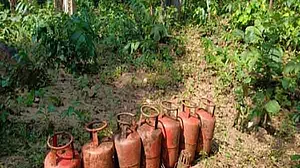 झारखंड के बूढ़ा पहाड़ में सुरक्षा बलों को उड़ाने की साजिश नाकाम, 7 सिलिंडर बम सहित 9 आईईडी बरामद