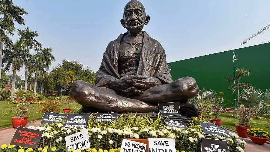 पूरी दुनिया में गांधी का सम्मान, अपने देश में उनके सिद्धांतों के लिए कितनी जगह?