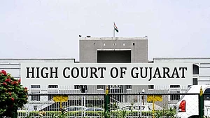 गुजरात हाईकोर्ट ने मुस्लिम युवकों को पीटने वाले पुलिसकर्मियों को सुनाई सजा, 14 दिन जेल के साथ लगाया जुर्माना