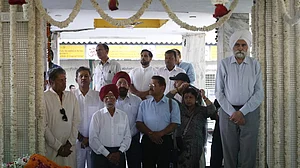 पंचतत्व में विलीन हुए बिशन सिंह बेदी, कपिल देव समेत क्रिकेट जगत के तमाम दिग्गज श्रद्धांजलि देने पहुंचे