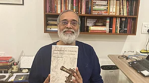 दिल्ली पुलिस की FIR में आरोप- प्रबीर पुरकायस्थ ने कोविड के खिलाफ सरकार के एक्शन को लेकर झूठ फैलाया