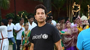 CWC 2023 Final: भारत-ऑस्ट्रेलिया मुकाबले से पहले अहमदाबाद पहुंचे सचिन तेंदुलकर, बोले- उम्मीद है आज उठाएंगे ट्रॉफी