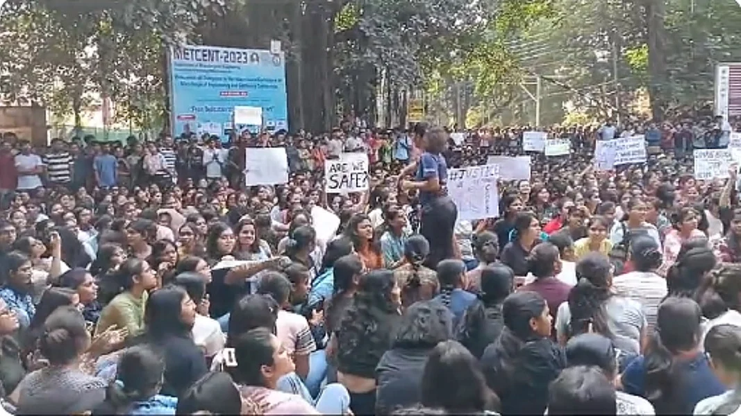 BHU परिसर में गनप्वाइंट पर छात्रा से छेड़खानी, कपड़े उतरवाए, धरने पर हजारों छात्र